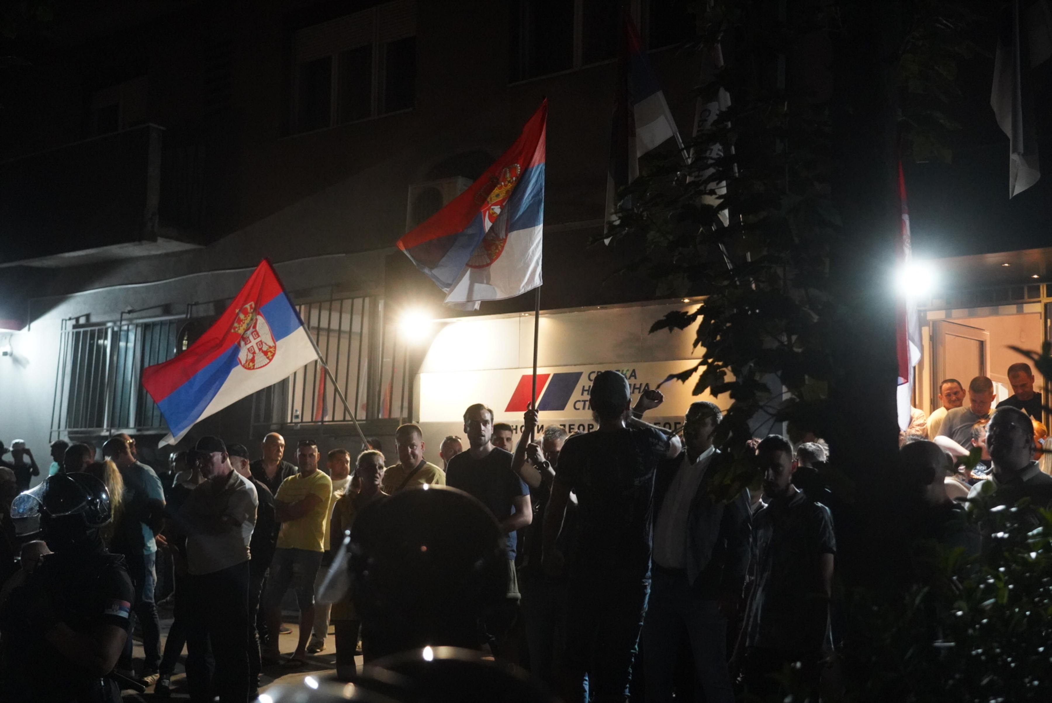 The citizens gathered near the Novi Beograd Municipal Board of the Serbian Progressive Party, in front of which are SNS supporters defending the party, and the gendarmerie separating the two sides.