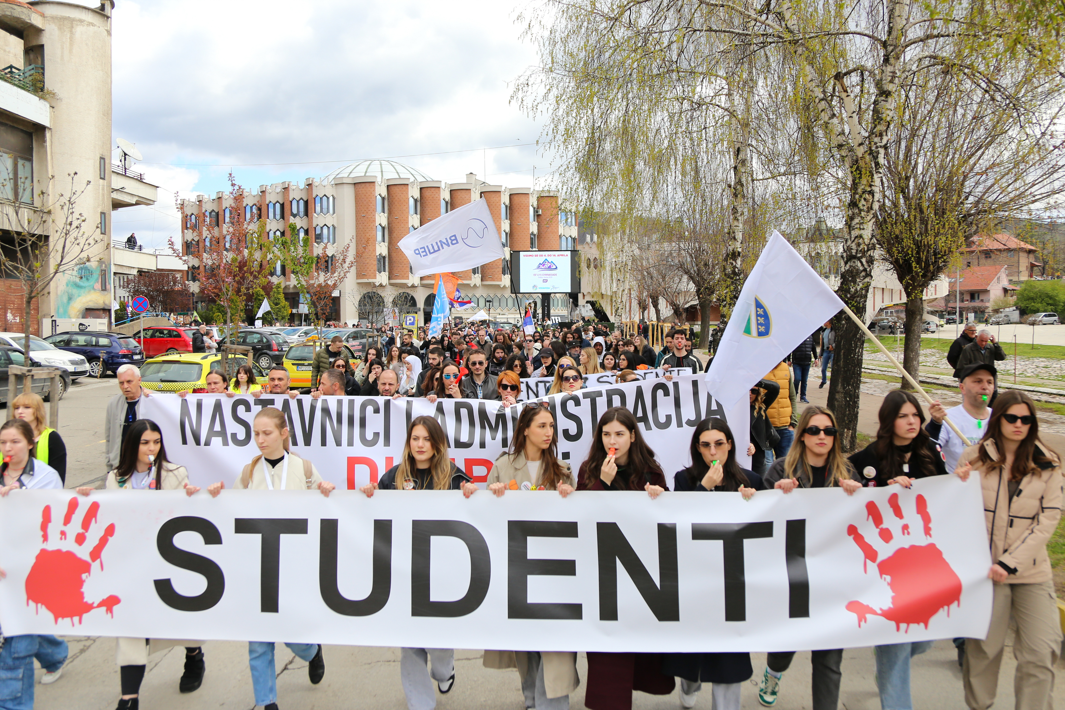 After 17 minutes of silence, students and citizens headed to the police station in Novi Pazar, because during this morning's incident one student was injured and is in a medical institution.