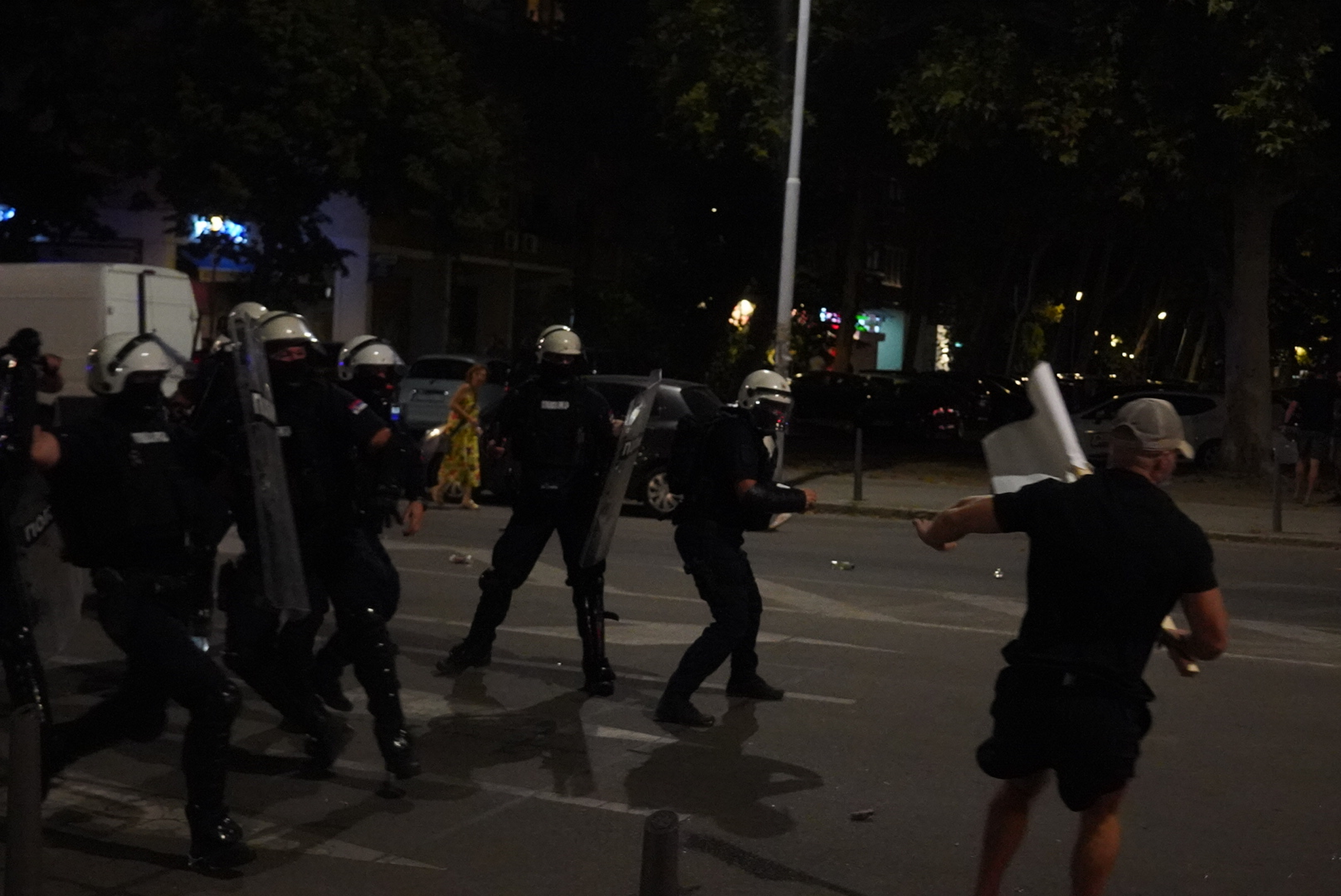 Citizens gathered in New Belgrade in front of the municipal premises of the Serbian Progressive Party, they were chased away by a police cordon, and after a clash with citizens, the police also threw tear gas.
