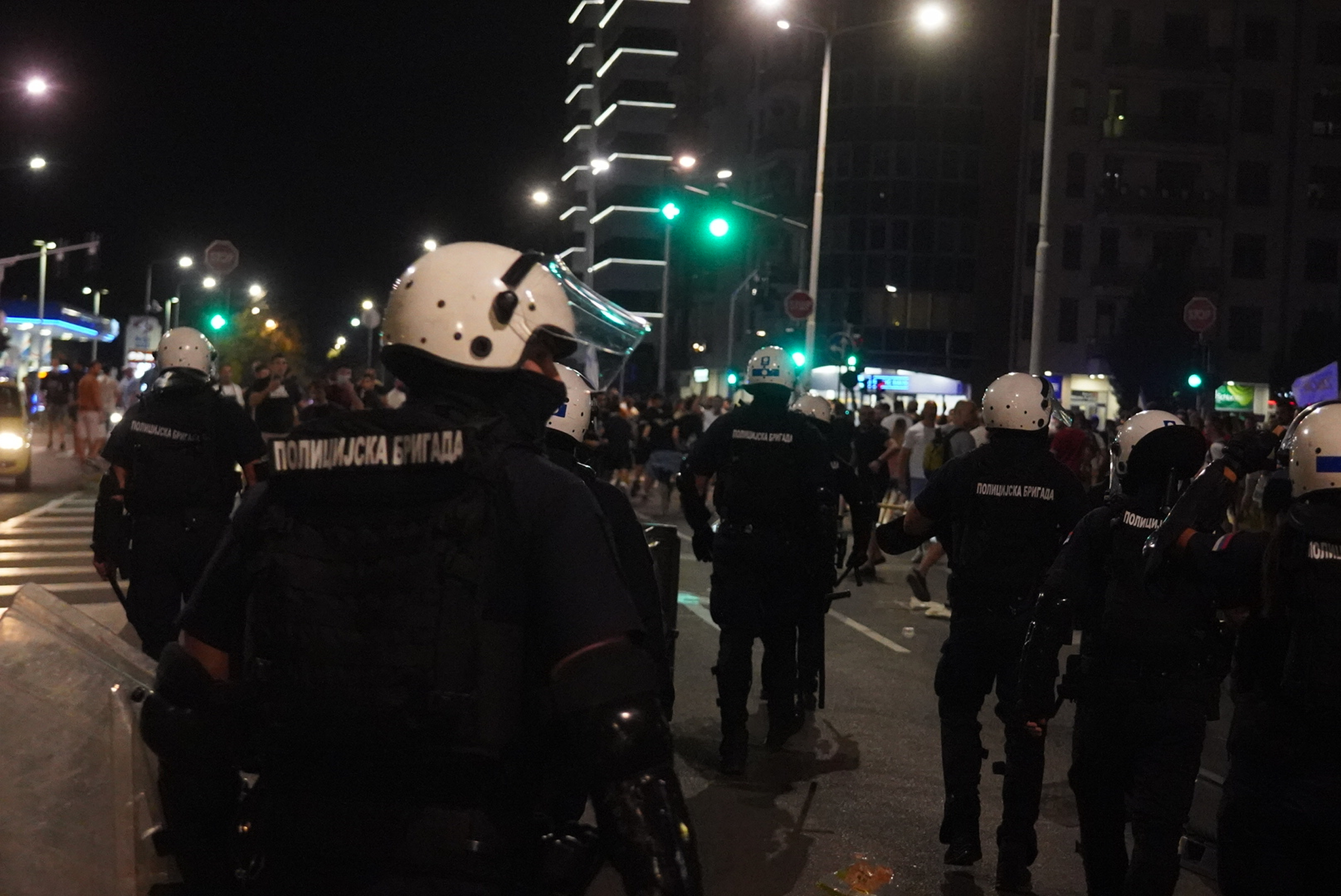 Citizens gathered in New Belgrade in front of the municipal premises of the Serbian Progressive Party, they were chased away by a police cordon, and after a clash with citizens, the police also threw tear gas.