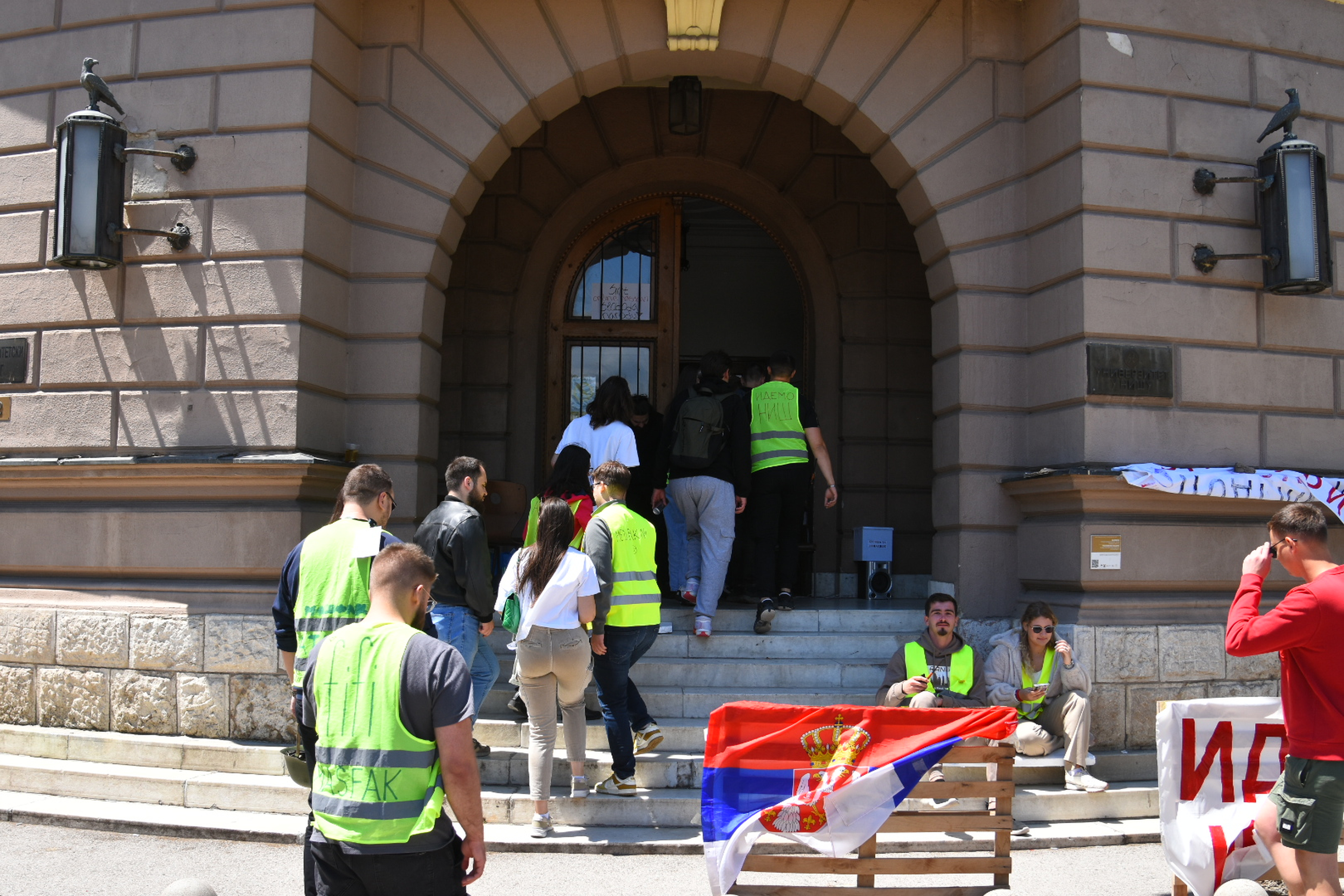 Students in Nis are blocking the Rectorate building, although the employees did not even come to work this morning, and the students are waiting for the session of the Academic Council and the decision on the continuation of classes at the Faculty of Phil