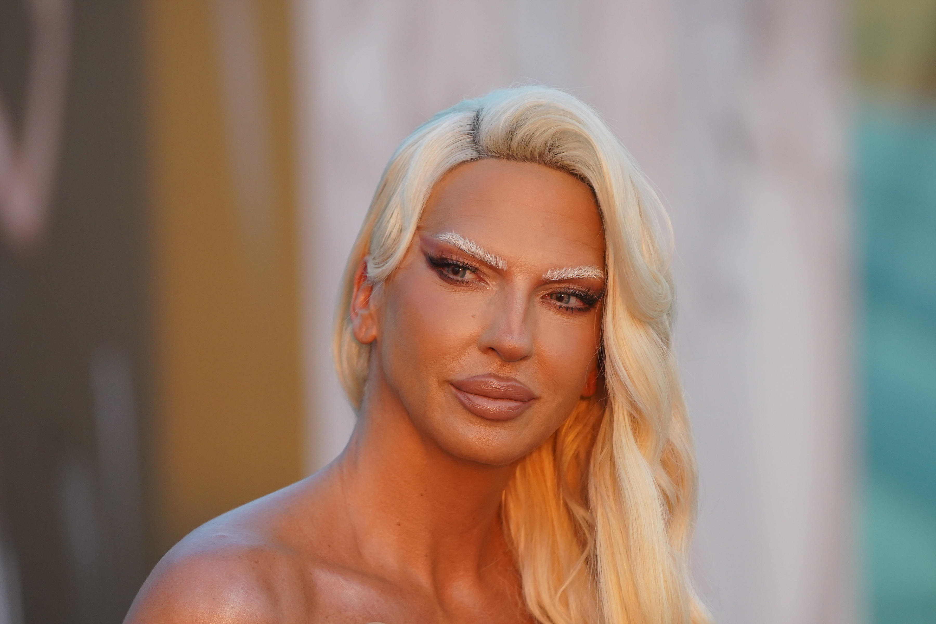 Jelena Karleusa organized the promotion of the albums "Alfa" and "Omega" and a media conference on the roof of the Galerija Belgrade shopping center.