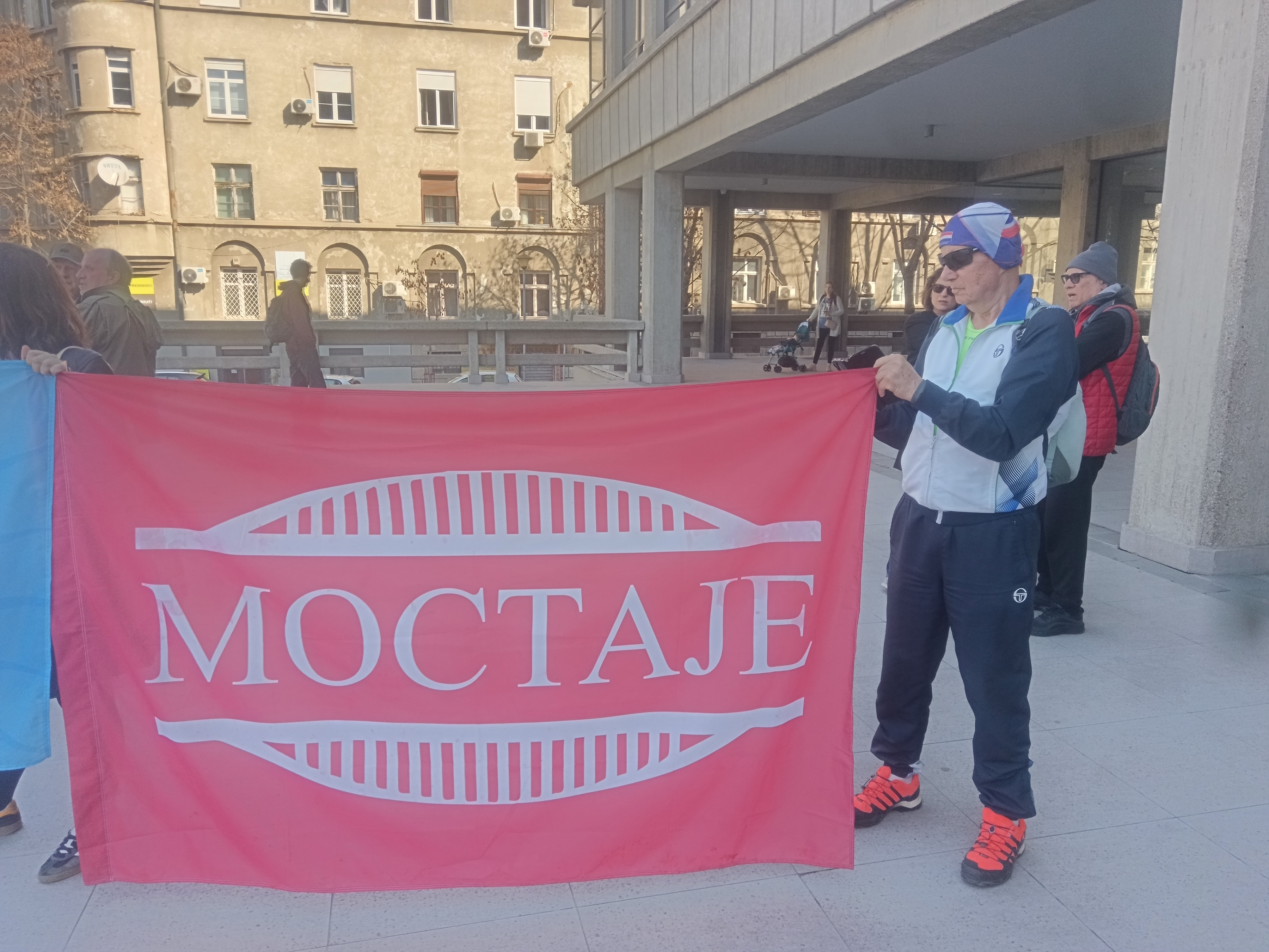 A rally in support of the arrested activists of the "Most ostaje" initiative and the "Zastitimo Blok 4" association was held in front of the Higher Public Prosecutor's Office, followed by a blockade of Savska Street and a 15-minute silence.