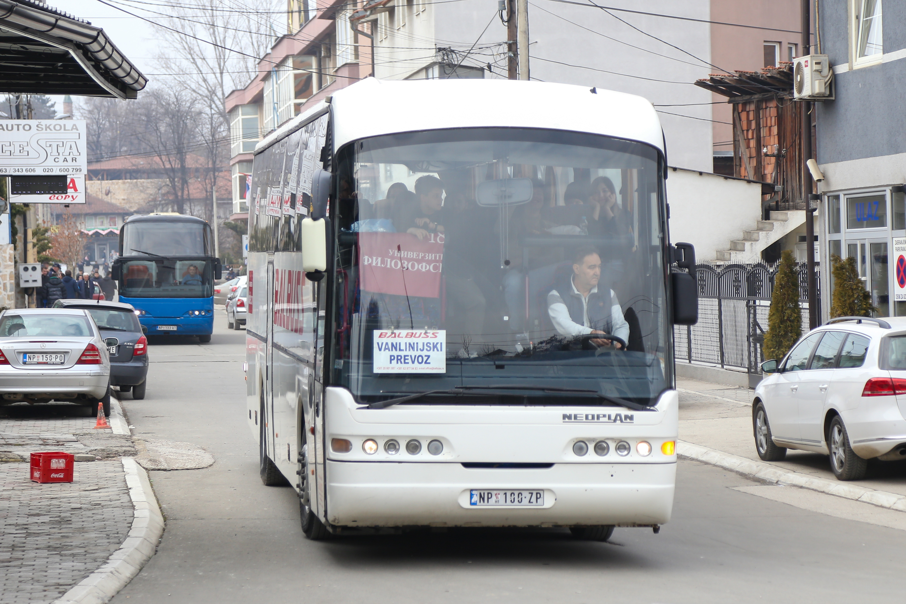 Students from Novi Pazar and other cities who attended yesterday's rally in Novi Pazar gathered in front of the State University, from where they set off by buses and cars to Nis.