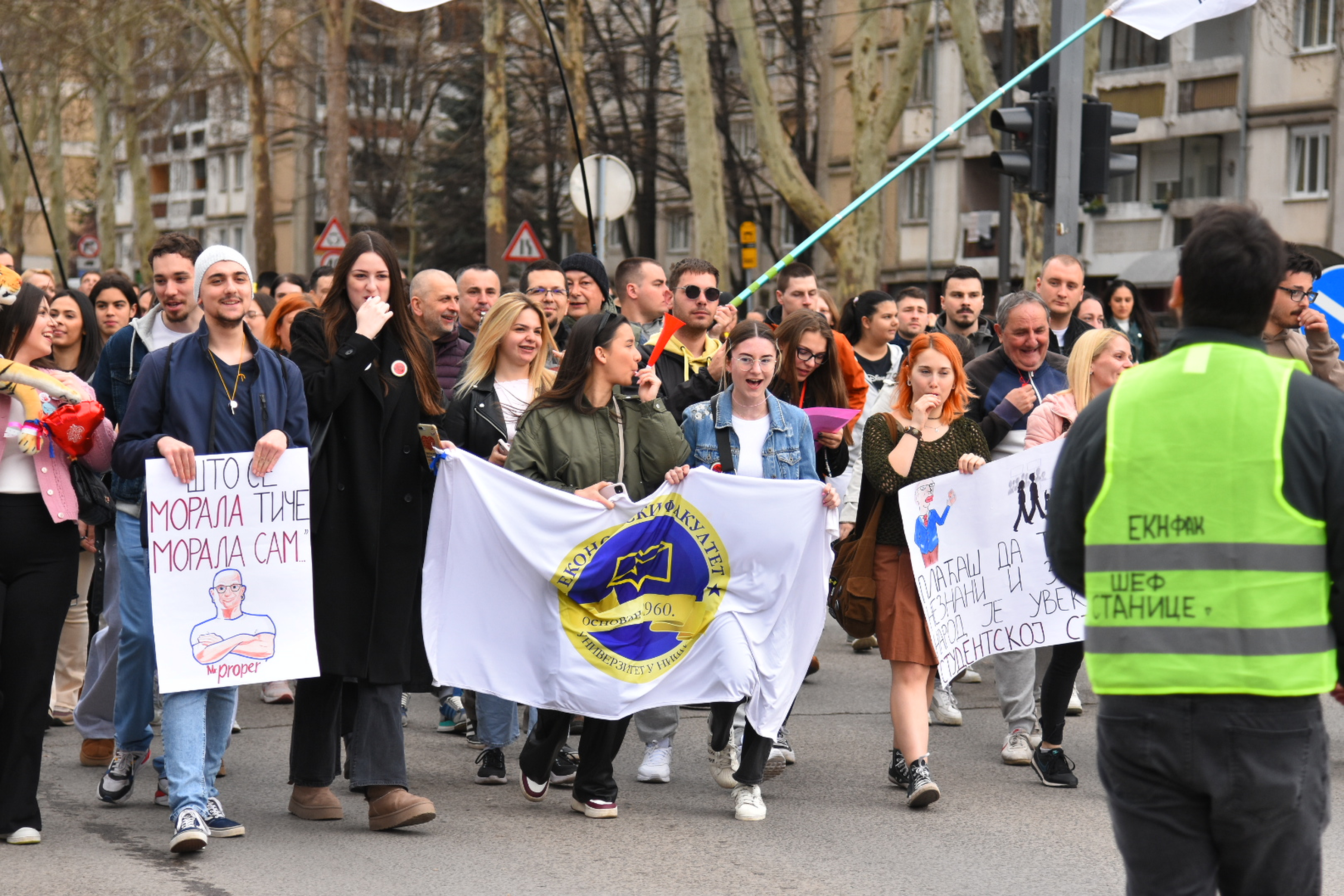 After a 16-minute silence and memorial service for the victims of the canopy collapse in Novi Sad, from 11:52 to 12:08, students and citizens, who gathered in silence in front of the Military Hospital in Nis, walked across Sremska Street and Nemanjica Bou