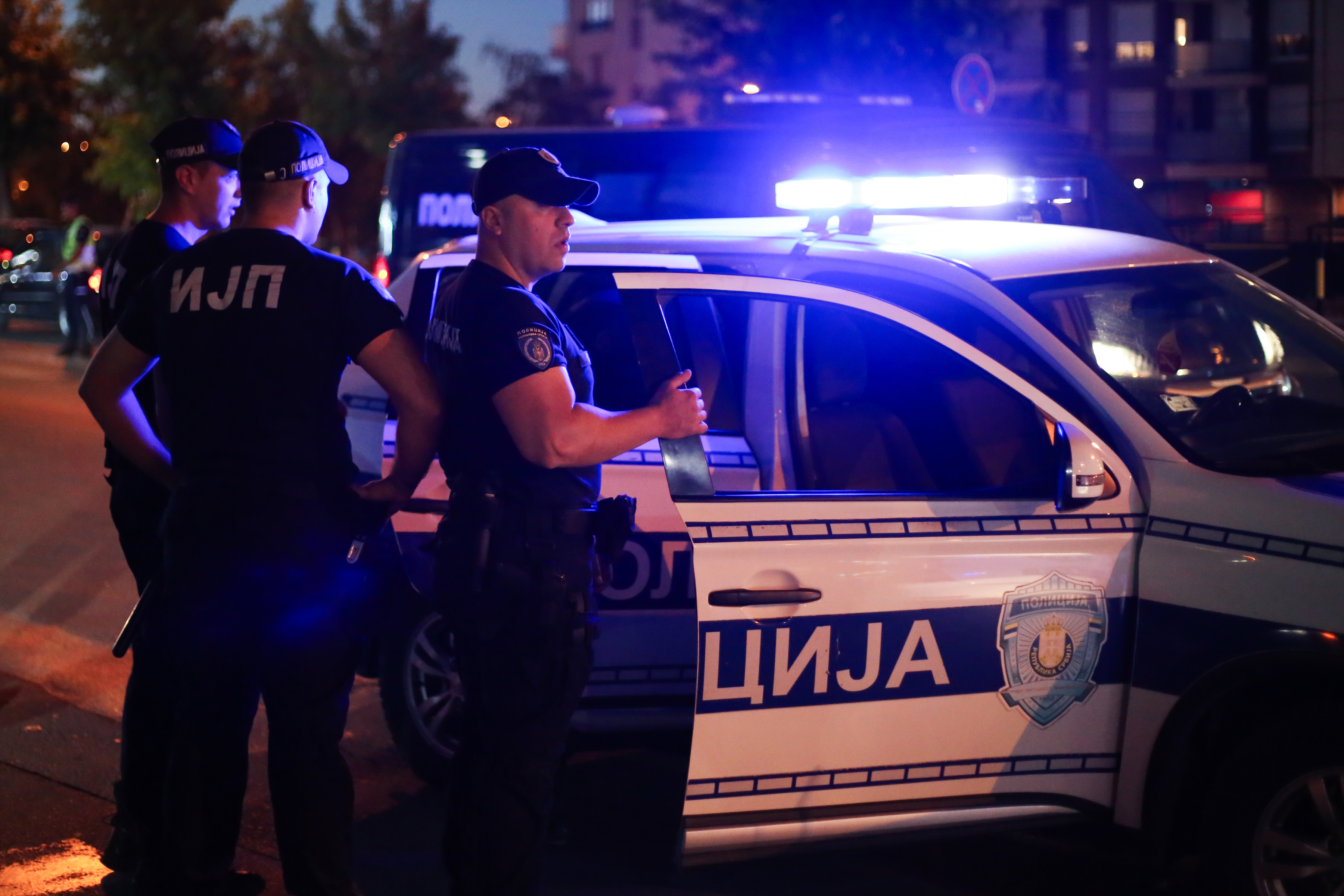 Citizens and students of Novi Pazar observed 17 minutes of silence in front of the City Administration, after which they continued to block the main road by constantly crossing the pedestrian crossing.