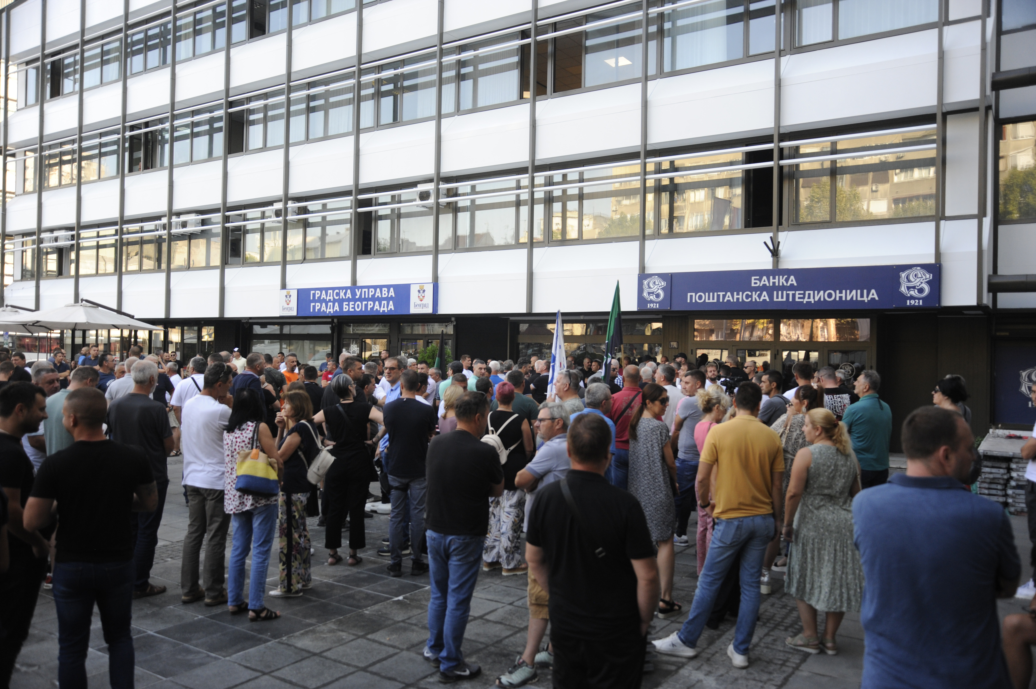 The Workers' Union of Elektroprivreda Srbije held a protest in front of the Postanska stedionica due to the blocking of the EPS solidarity fund account at the Postanska stedionica.