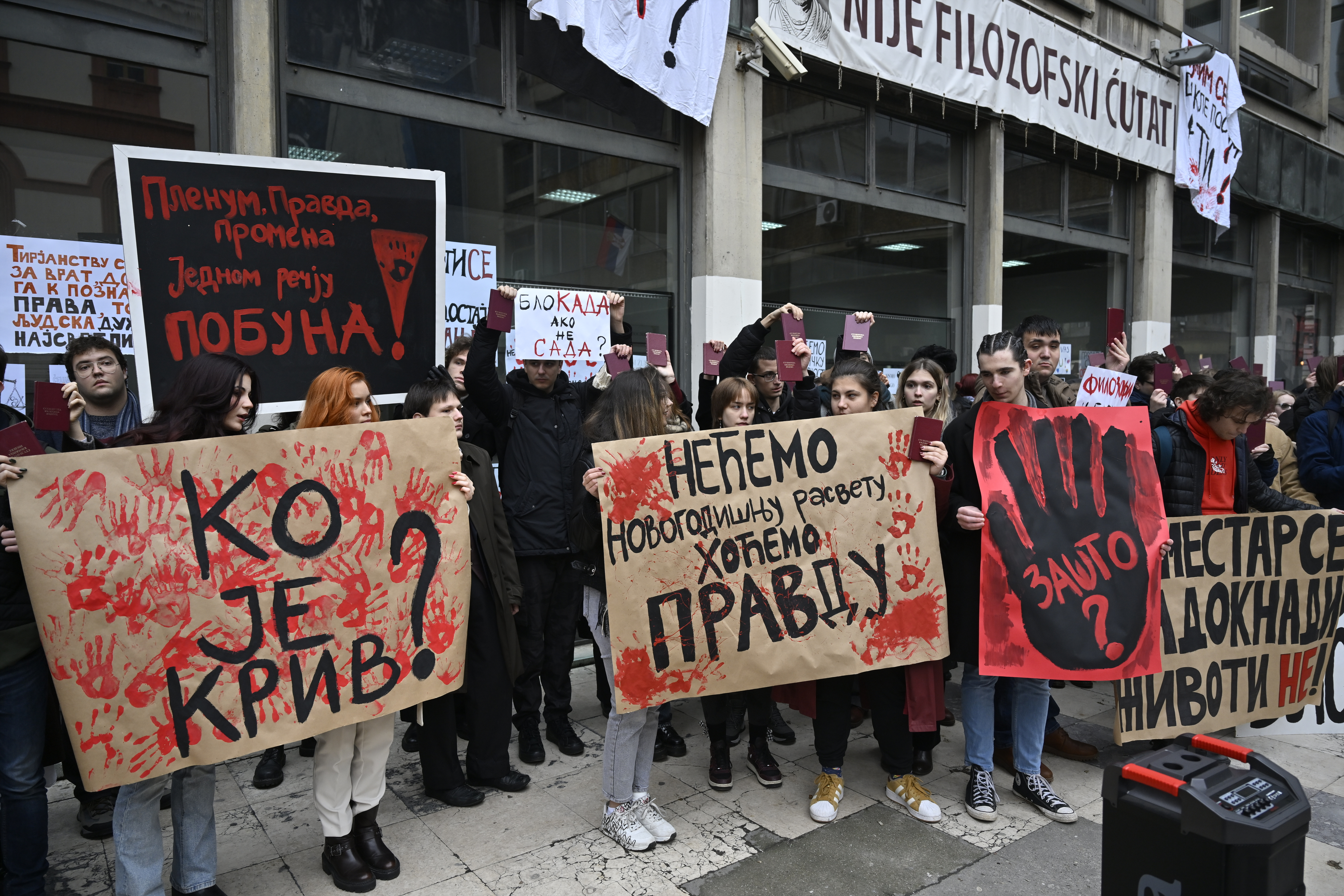 Students and the administration of the Faculty of Philosophy addressed the media on Academic Square, at the initiative of the students of the Faculty of Philosophy, and then paid tribute to the victims in Novi Sad.