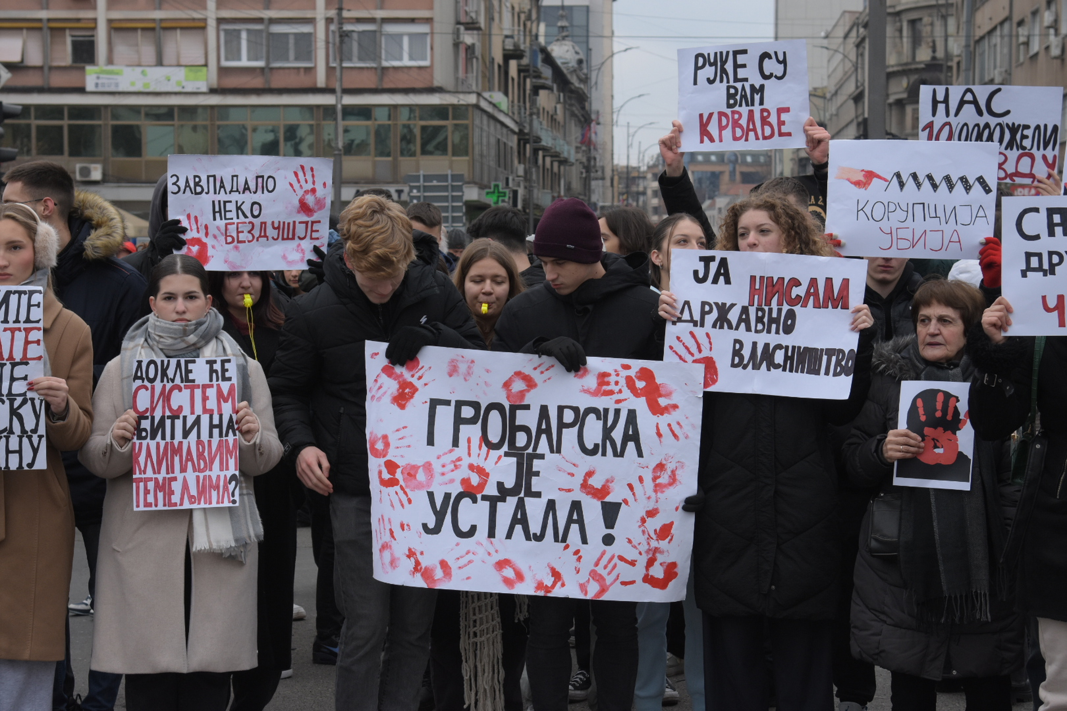 Students, pupils, teachers, professors and citizens gathered again this Friday at the intersection near the Nis Court to pause for 15 minutes in the action "Stop, Serbia" and thus pay tribute to the victims in Novi Sad, which was followed by a protest wal