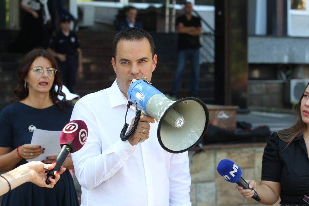 Beograd, 5.09.2022. - Konferencija za novinare zaposlenih u Vazduhoplovnoj akademiji povodom strajka u toj obrazovnoj ustanovi odrzana je danas ispred Ministarstva prosvete. (BETAPHOTO/MILAN OBRADOVIC)