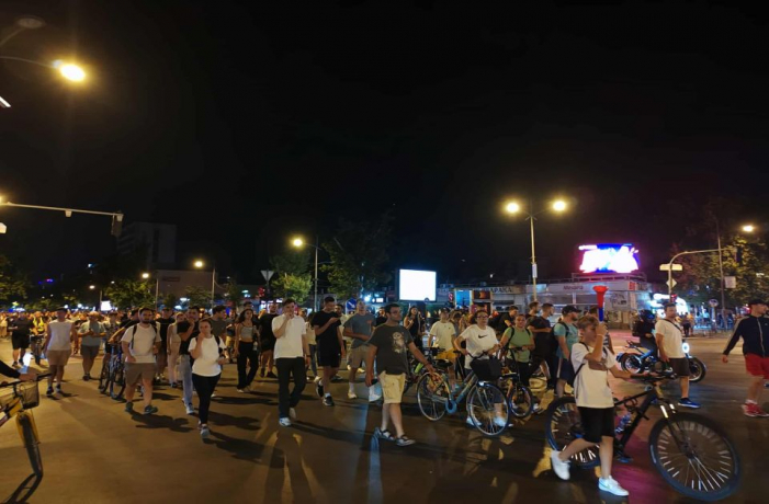 Novi Sad 17.08.2025. protest građana i studenata u Novom Sadu, protestna šetnja, građani se vraćaju do zgrade suda