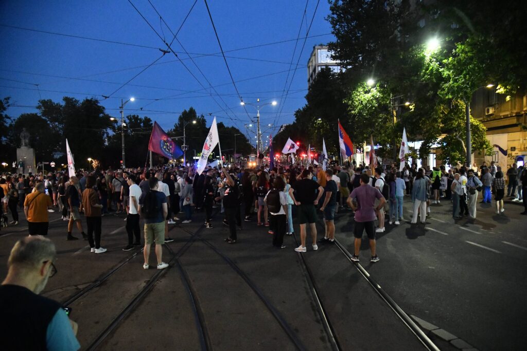 Beograd, 4.08.2025. - Protest "Pravda spava, vi necete" koji organizuju zborovi vise beogradskih opstina, veceras kod spomenika Vuku Karadzicu u Beogradu.   (BETAPHOTO/MILAN ILIC)