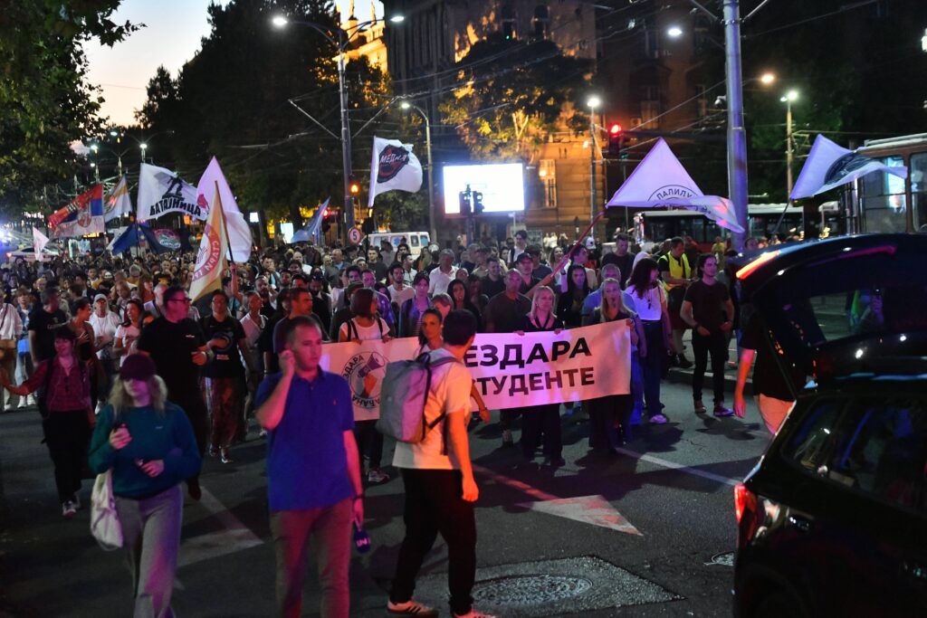 Beograd, 4.08.2025. - Protest "Pravda spava, vi necete" koji organizuju zborovi vise beogradskih opstina, veceras kod spomenika Vuku Karadzicu u Beogradu.   (BETAPHOTO/MILAN ILIC)