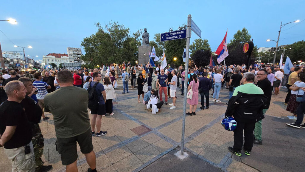 Mesto: Beograd
Datum: Mon Aug 04 20:36:22 CEST 2025
Dogadjaj: DRUŠTVO - akcija "Pravda spava - Vi nećete" čiji je domaćin zbor Zvezdara - okupljanje
Fotoreporter: Marko Dragoslavić
Izvor: FoNet