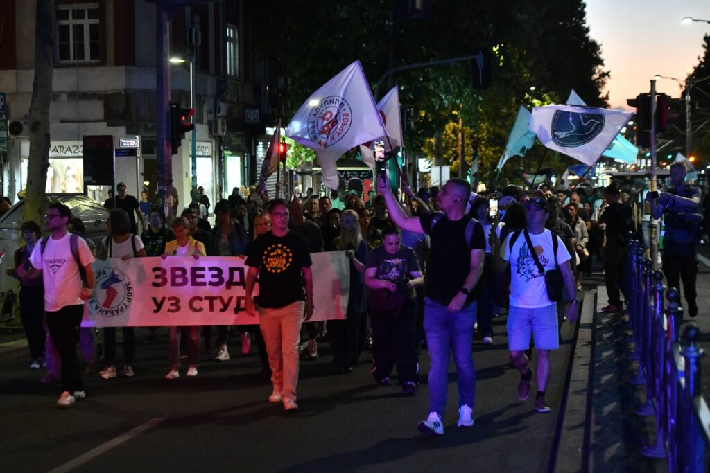 Beograd, 4.08.2025. - Protest "Pravda spava, vi necete" koji organizuju zborovi vise beogradskih opstina, veceras kod spomenika Vuku Karadzicu u Beogradu.   (BETAPHOTO/MILAN ILIC)