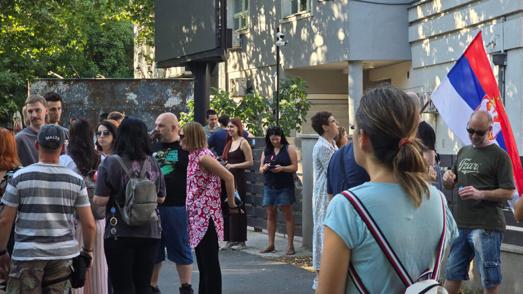 Mesto: Beograd
Datum: Mon Jul 14 18:28:46 CEST 2025
Dogadjaj: DRUŠTVO - okupljanje studenata Fakulteta političkih nauka i FON koji šetaju do Trošarine, a potom blokiraju kružni tok
Fotoreporter: Marko Dragoslavić
Izvor: FoNet
