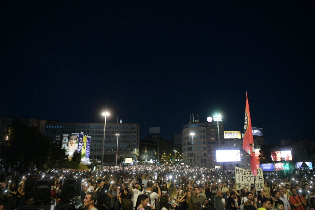Beograd 01. jun 2025. Studentski protest Decentralizacija Srbije, Vostani Serbije, blokada mostova Gazela i Brankov, studenti  16 minuta tišine, sijalice na mobilnim telefonima, osvetljenje Foto:Filip Krainčanić/Nova.rs