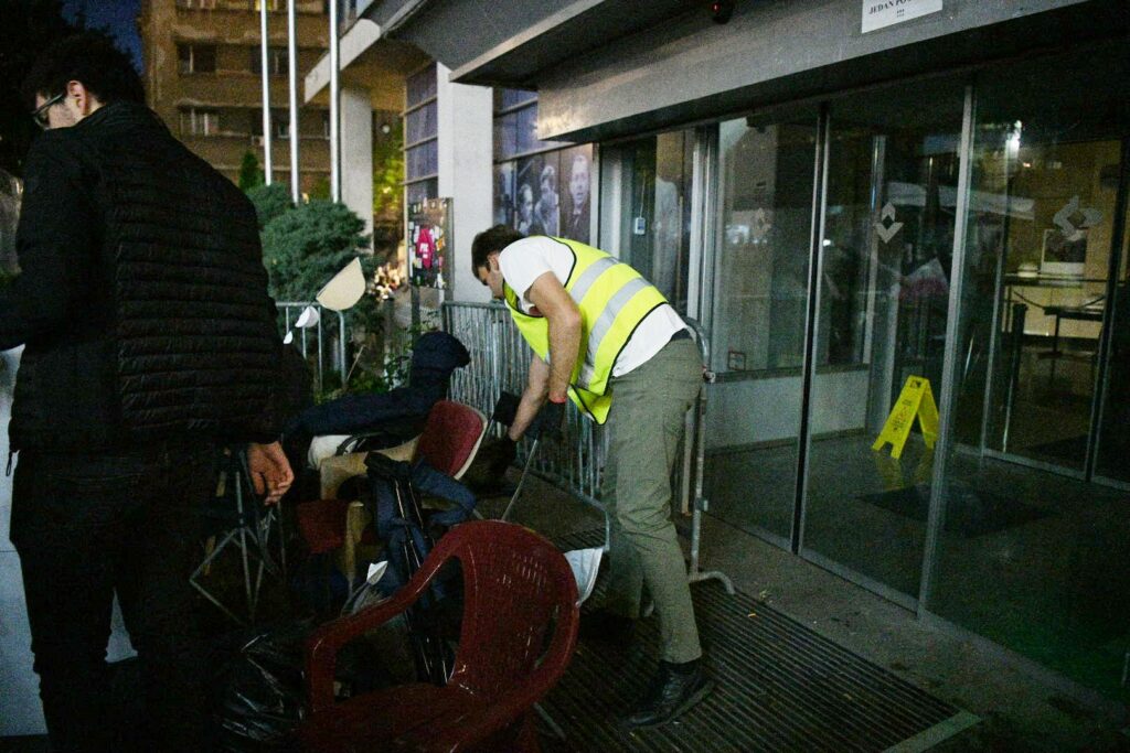 Beograd, 28.04.2025. Takovska, Radio televizija Beograd, Završena studentska blokada RTS-a, studenti pakuju stvari, kraj blokade Foto: Filip Krainčanić/Nova.rs