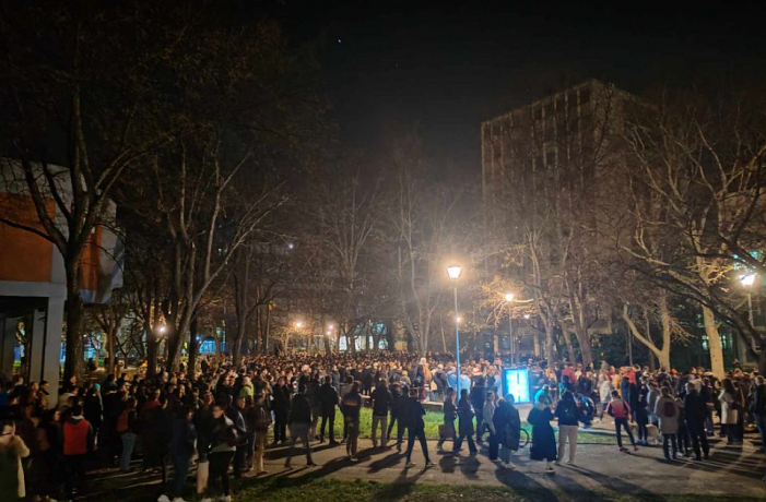 Novi Sad 21. mart 2025. Građani su se okupili večeras kako bi odali počast Vukašinu Crnčeviću, 16. žrtvi pada nadstrešnice Železničke stanice u Novom Sadu