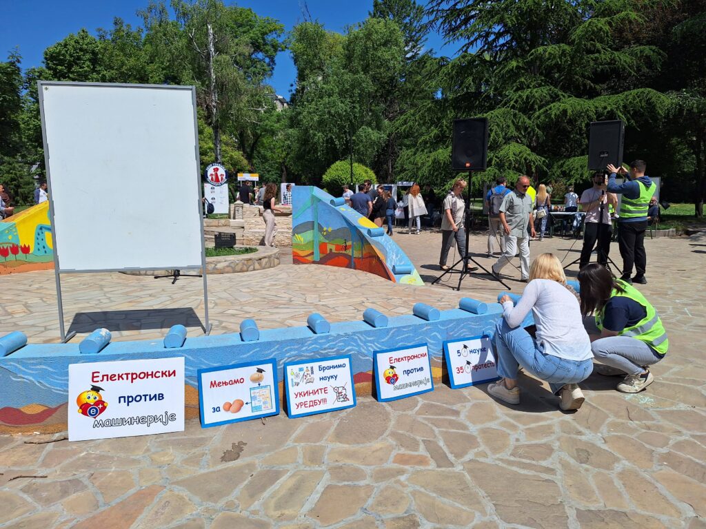 Nis, 10.05.2025. - U Nisu, u parku Cair danas je organizovana interaktivna studentska postava "Branimo znanjem". (BETAPHOTO/Biljana Ljubisavljevic)