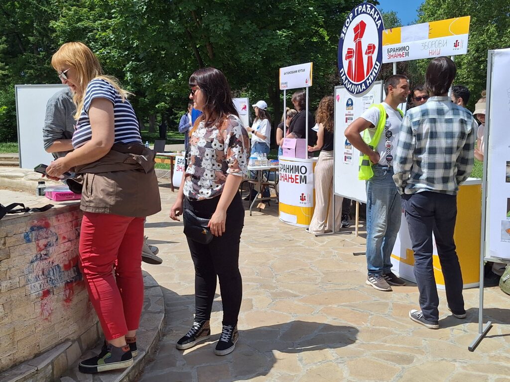 Nis, 10.05.2025. - U Nisu, u parku Cair danas je organizovana interaktivna studentska postava "Branimo znanjem". (BETAPHOTO/Biljana Ljubisavljevic)