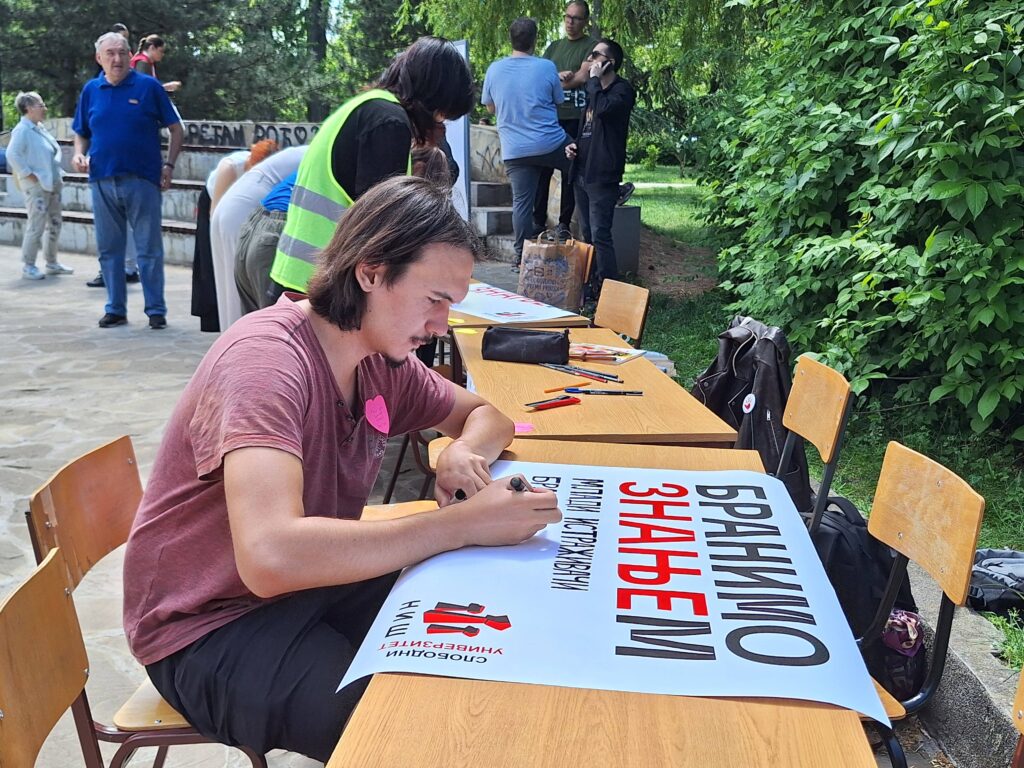 Nis, 10.05.2025. - U Nisu, u parku Cair danas je organizovana interaktivna studentska postava "Branimo znanjem". (BETAPHOTO/Biljana Ljubisavljevic)