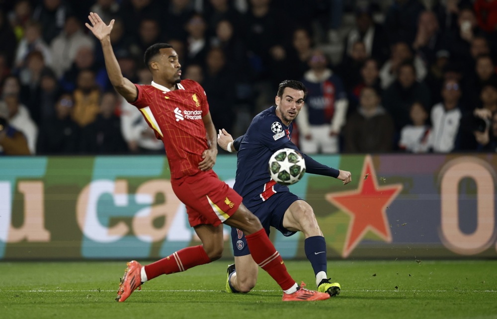 epa11943118 Fabian Ruiz (R) of PSG in action against Ryan Gravenberch of Liverpool during the UEFA Champions League Round of 16, 1st leg soccer match between Paris Saint-Germain and Liverpool FC, in Paris, France, 05 March 2025.  EPA-EFE/YOAN VALAT
