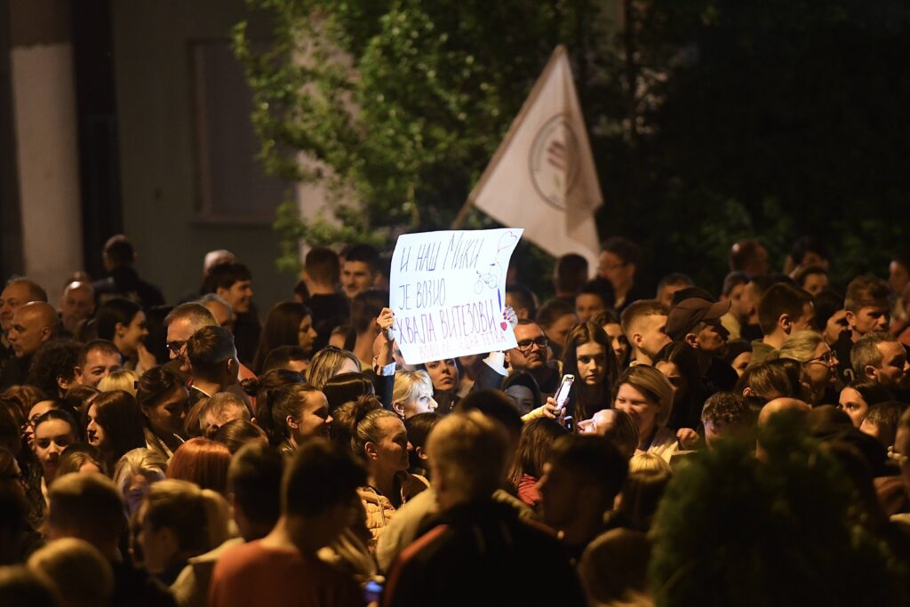 Novi Sad, 18.04.2025. - Ispred rektorata u Novom Sadu docekuju se studenti biciklisti koji se vracaju iz Strazbura.(BETAPHOTO/DRAGAN GOJIC)