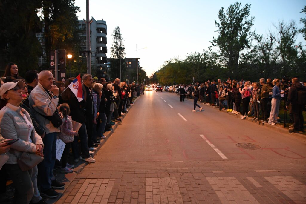 Novi Sad, 18.04.2025. - Ispred rektorata u Novom Sadu docekuju se studenti biciklisti koji se vracaju iz Strazbura.(BETAPHOTO/DRAGAN GOJIC)