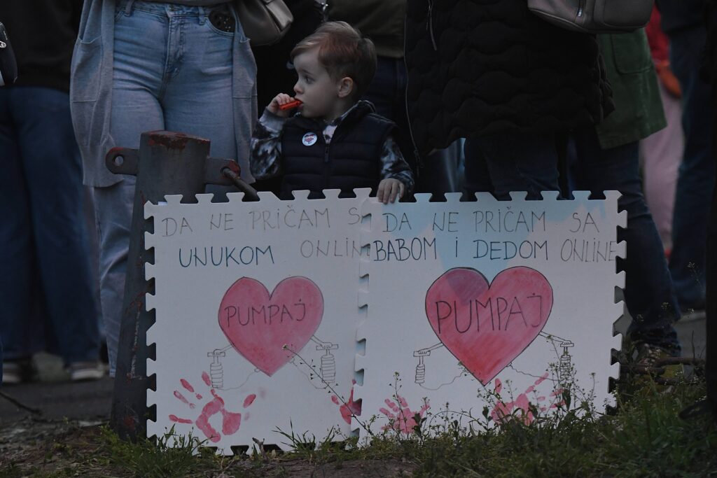 Novi Sad, 18.04.2025. - Ispred rektorata u Novom Sadu docekuju se studenti biciklisti koji se vracaju iz Strazbura.(BETAPHOTO/DRAGAN GOJIC)