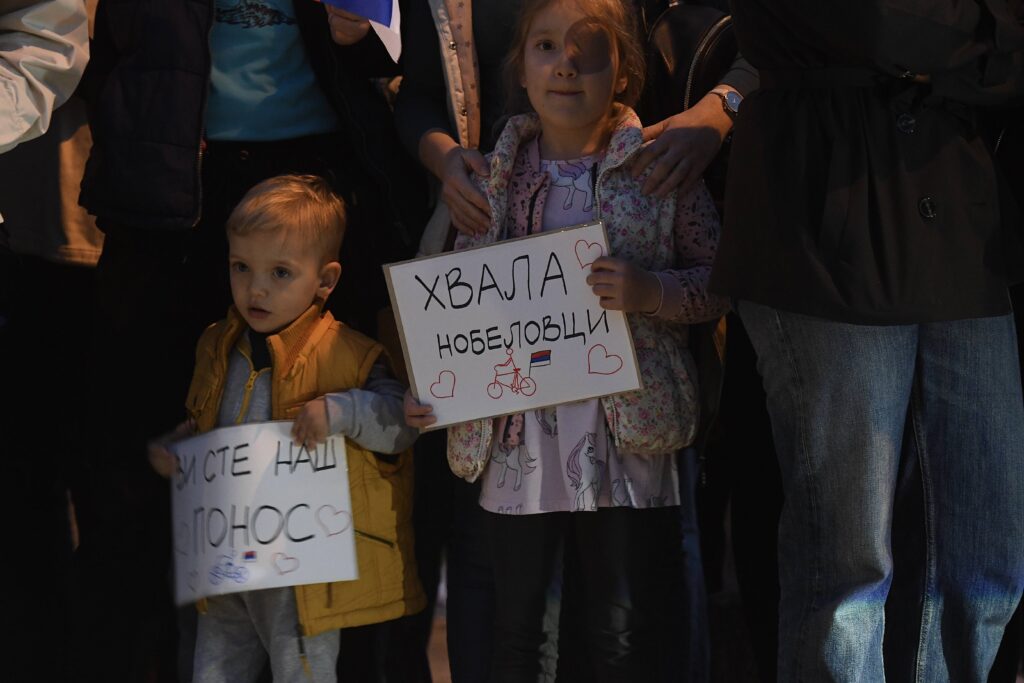 Novi Sad, 18.04.2025. - Ispred rektorata u Novom Sadu docekuju se studenti biciklisti koji se vracaju iz Strazbura.(BETAPHOTO/DRAGAN GOJIC)