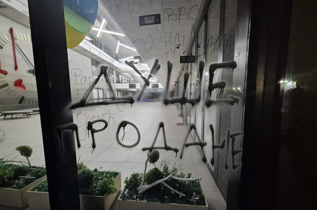 Na vratima blokiranog ulaza RTV-a ispisano je "Hoćemo pravdu" i broj nastradalih u padu nadstrešnice u Novom Sadu Radio televizija Vojvodine RTV Novi Sad