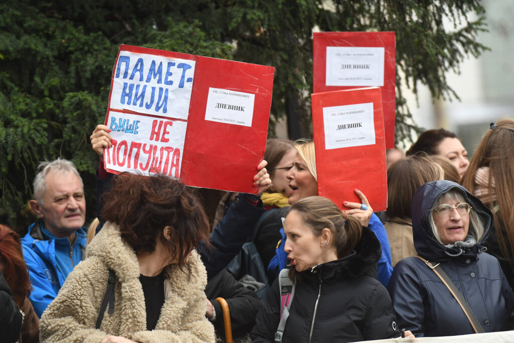 Novi Sad, 27.03.2025. - Neformalna organizacija "Prosveta uz studente" organizovala je protest ispred Skolske uprave na Bulevaru Mihajla Pupina, danas u Novom Sadu. (BETAPHOTO/DRAGAN GOJIC)