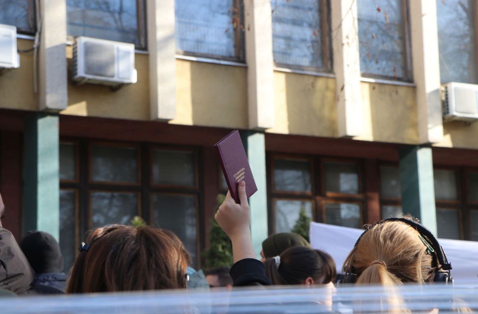 Novosadski studenti krenuli do suda, posle do BIA, Novi Sad protest studenata, setnja do suda