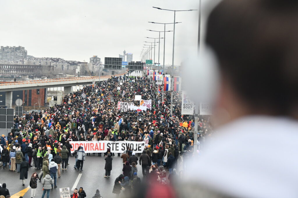 Beograd 10. januar 2025. Okupljanje studenata pred protest i blokadu Mostarske petlje  studenti. Protest studenata „Dođi na Mostar ako imaš petlju" Foto:Vesna Lalić/Nova.rs transparent odsvirali ste svoje