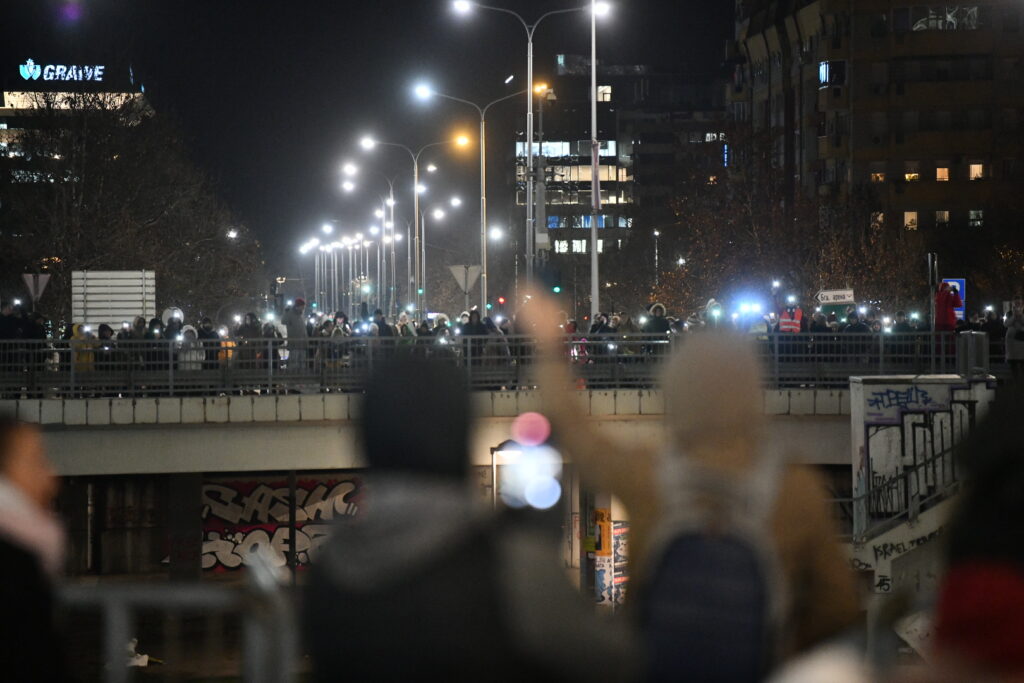 15 minuta tišine, svetla,
Beograd 07.02.2025. Akcija Blok ima petlju. Novi Beograd, okuupljanje građana, stanovnika 21, 22. i 23 bloka, šetnja do petlje kod Beogradske Arene, blokada petlje, Beogradska Arena  Foto: Vesna Lalić/Nova.rs