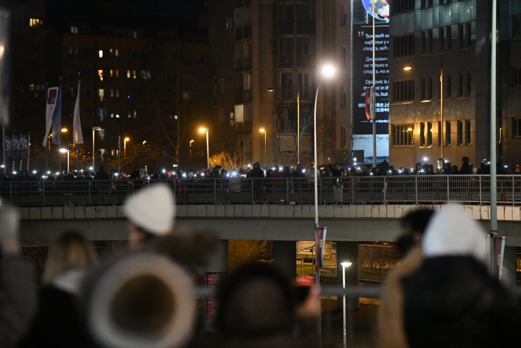 15 minuta tišine, svetla,
Beograd 07.02.2025. Akcija Blok ima petlju. Novi Beograd, okuupljanje građana, stanovnika 21, 22. i 23 bloka, šetnja do petlje kod Beogradske Arene, blokada petlje, Beogradska Arena  Foto: Vesna Lalić/Nova.rs