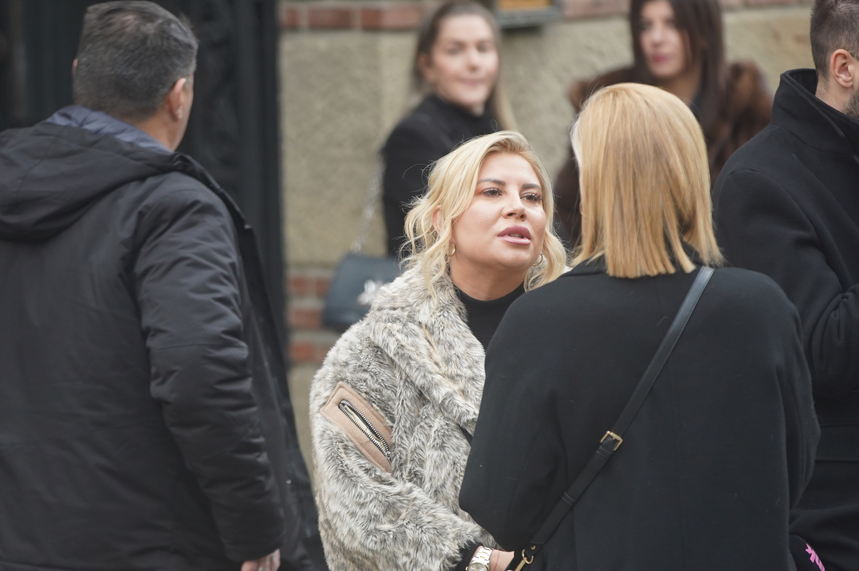 The mother of the owner of Pink Media Group Zeljko Mitrovic, Milenija Mitrovic was buried at the New Cemetery in Belgrade.Majka vlasnika Pink Media Group Zeljka Mitrovica, Milenija Mitrovic sahranjena je na Novom groblju u Beogradu.