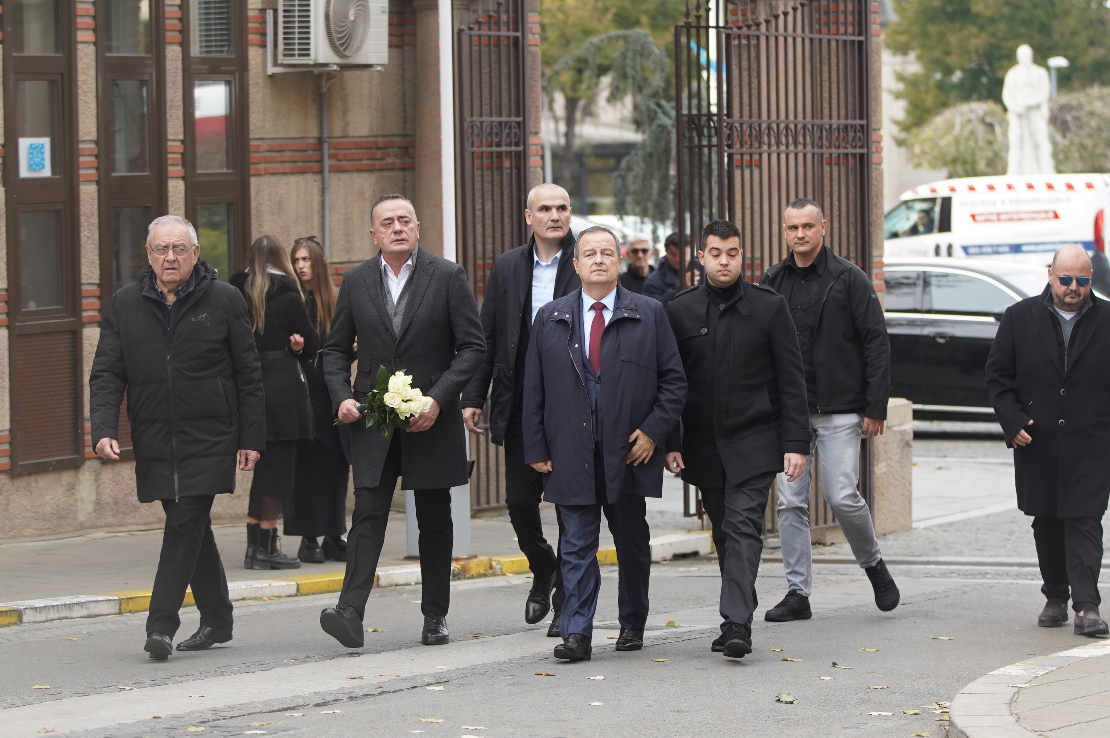 The mother of the owner of Pink Media Group Zeljko Mitrovic, Milenija Mitrovic was buried at the New Cemetery in Belgrade.Majka vlasnika Pink Media Group Zeljka Mitrovica, Milenija Mitrovic sahranjena je na Novom groblju u Beogradu.