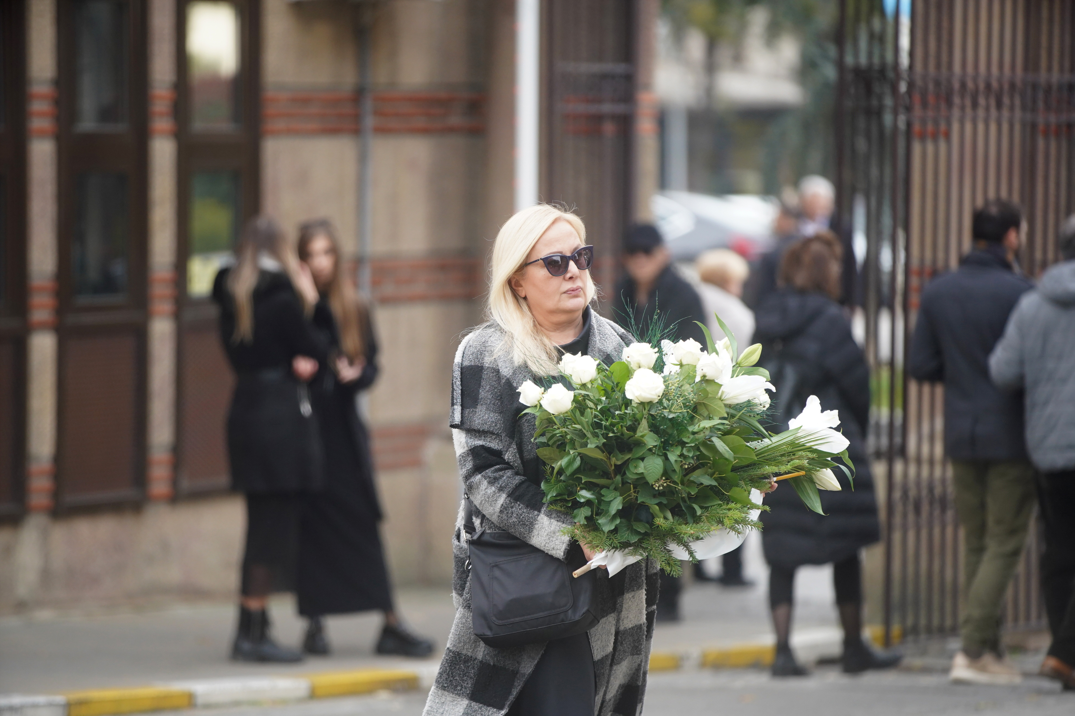 The mother of the owner of Pink Media Group Zeljko Mitrovic, Milenija Mitrovic was buried at the New Cemetery in Belgrade.Majka vlasnika Pink Media Group Zeljka Mitrovica, Milenija Mitrovic sahranjena je na Novom groblju u Beogradu.