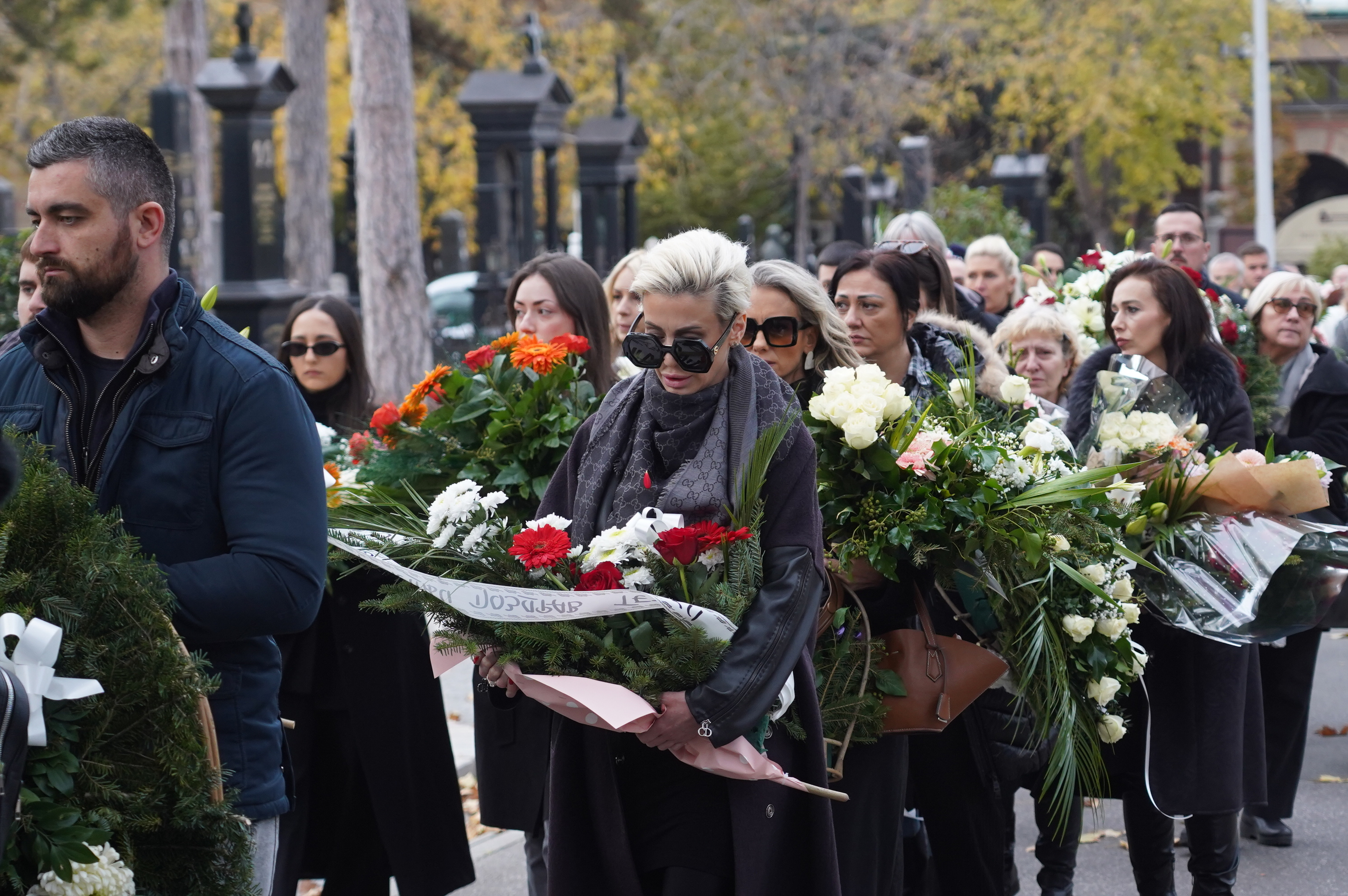 The mother of the owner of Pink Media Group Zeljko Mitrovic, Milenija Mitrovic was buried at the New Cemetery in Belgrade.Majka vlasnika Pink Media Group Zeljka Mitrovica, Milenija Mitrovic sahranjena je na Novom groblju u Beogradu.