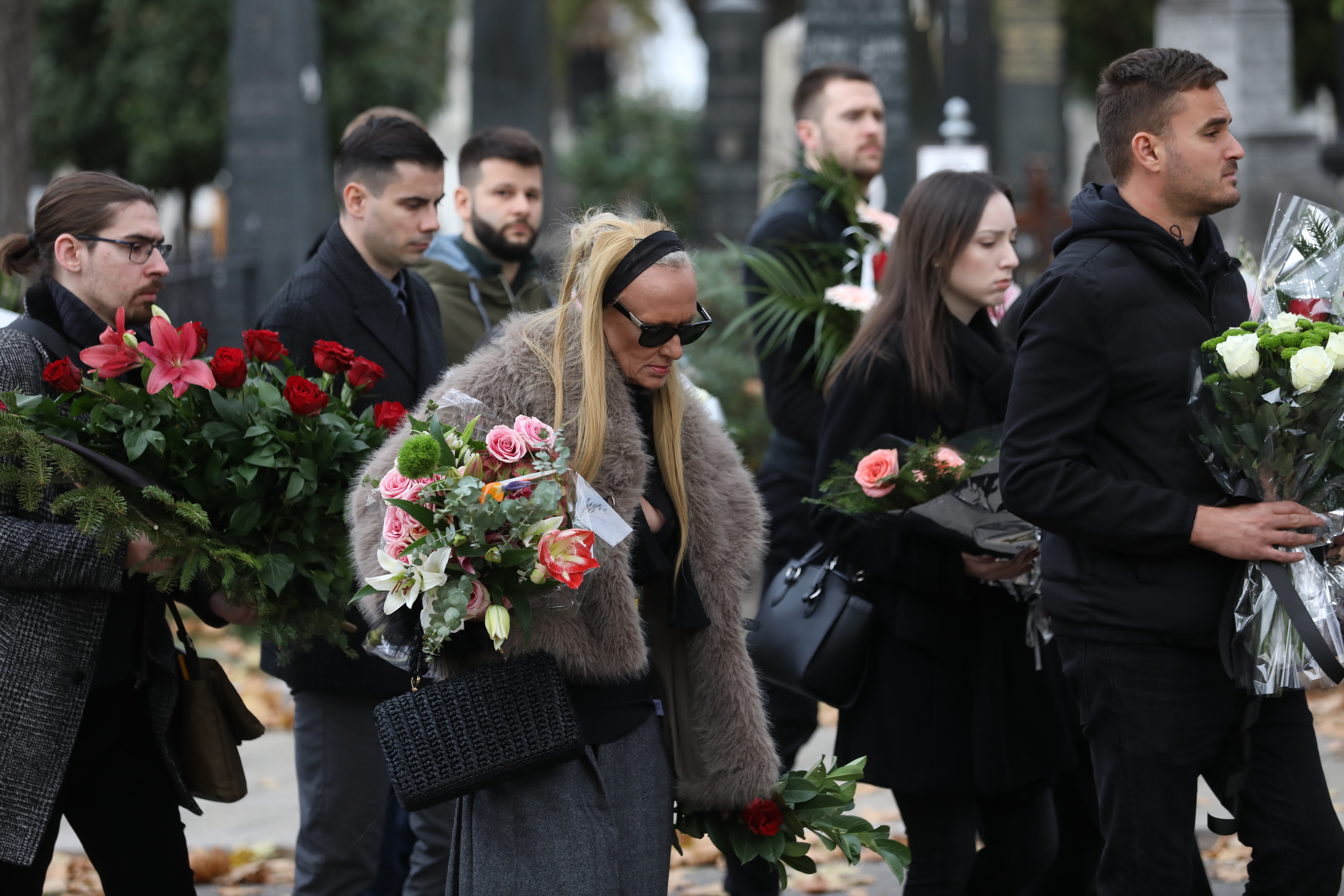 The mother of the owner of Pink Media Group Zeljko Mitrovic, Milenija Mitrovic was buried at the New Cemetery in Belgrade.Majka vlasnika Pink Media Group Zeljka Mitrovica, Milenija Mitrovic sahranjena je na Novom groblju u Beogradu.