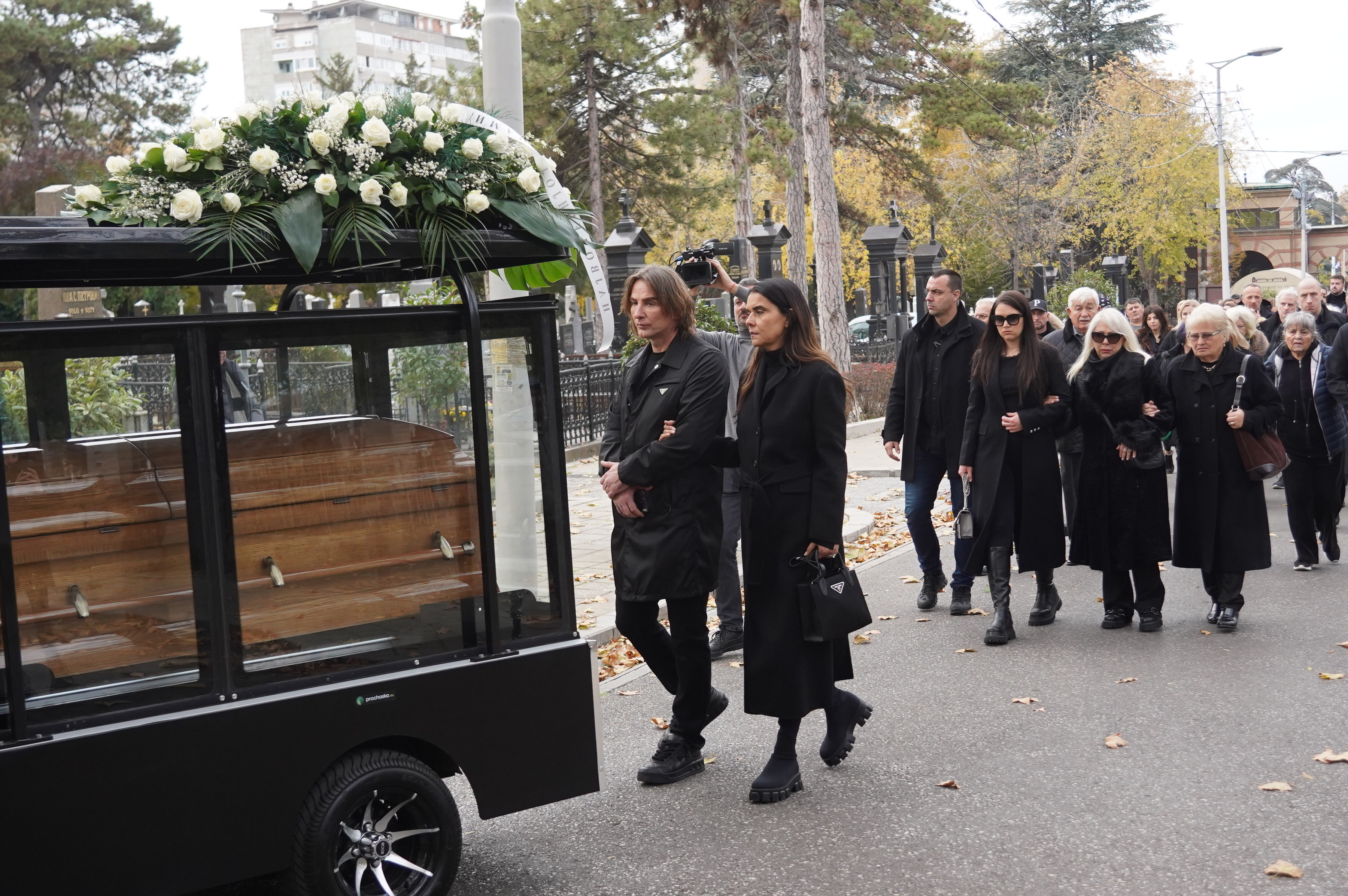 The mother of the owner of Pink Media Group Zeljko Mitrovic, Milenija Mitrovic was buried at the New Cemetery in Belgrade.Majka vlasnika Pink Media Group Zeljka Mitrovica, Milenija Mitrovic sahranjena je na Novom groblju u Beogradu.