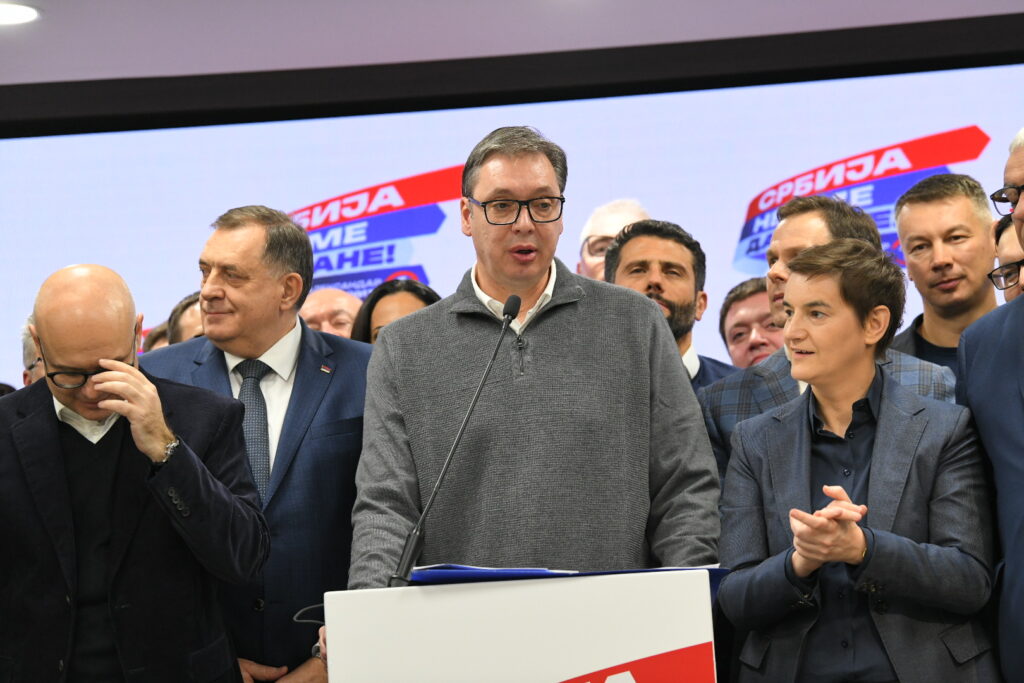 Beograd 17. decembar 2023. Izborna noć, parlamentarni i lokalni Izbori 2023 u Srbiji Izborni stab SNS Srpska napredna stranka Foto:Amir Hamzagić/Nova.rs