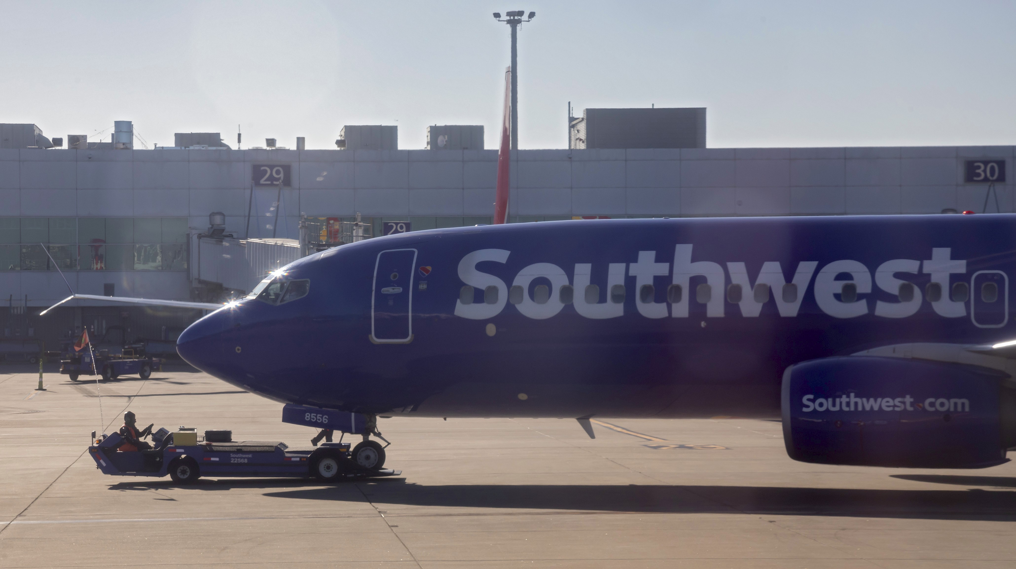 Oakland, California, A worker pushes a Southwest Airlines plane away from the gate at Oakland International Airport (OAK),Image: 922253913, License: Rights-managed, Restrictions: , Model Release: no, Credit line: Jim West / imageBROKER / Profimedia