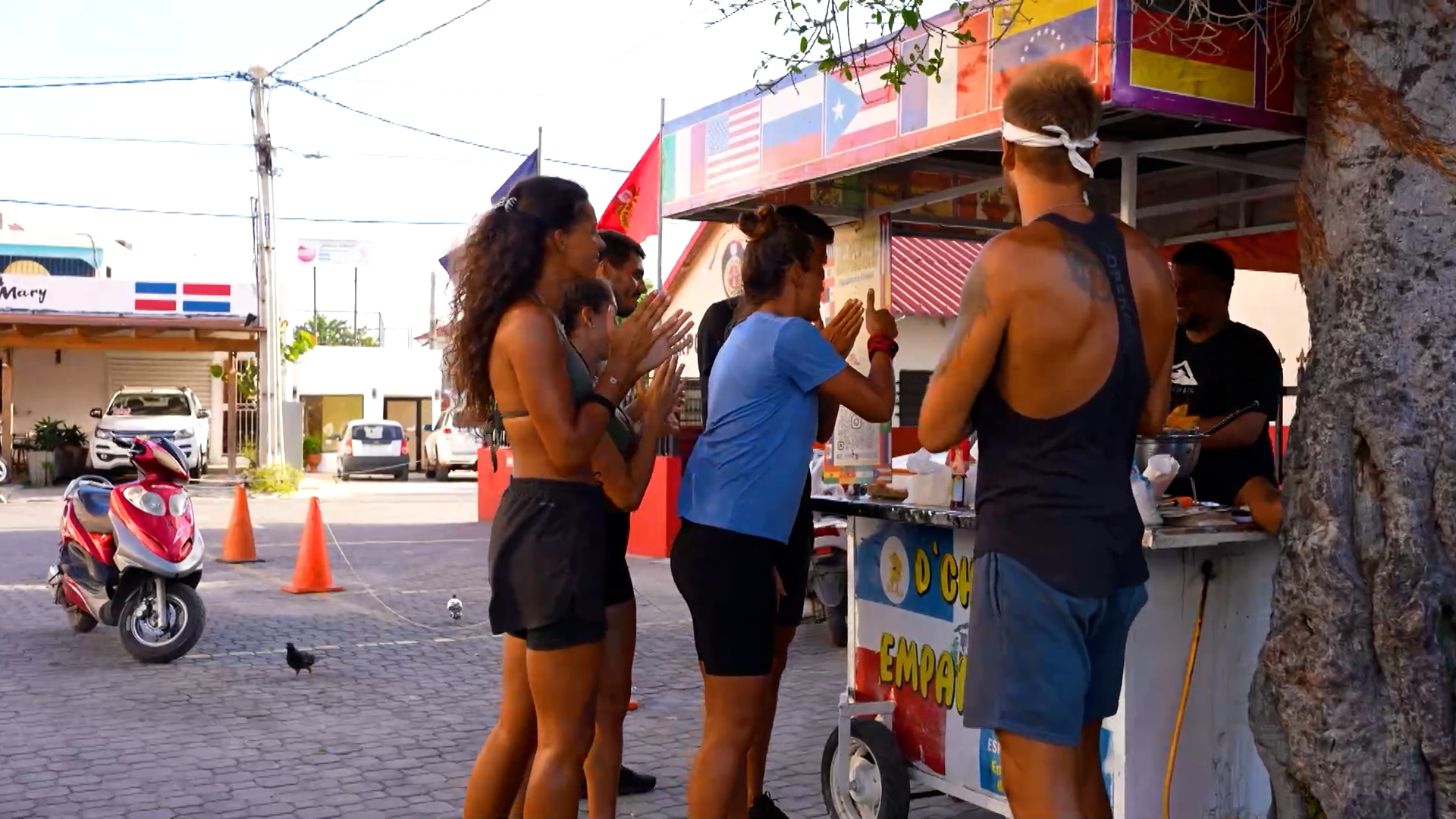 "Nemamo novca gospodine": Plavi stigli u civilizaciju, pa "prosili" za uličnu hranu