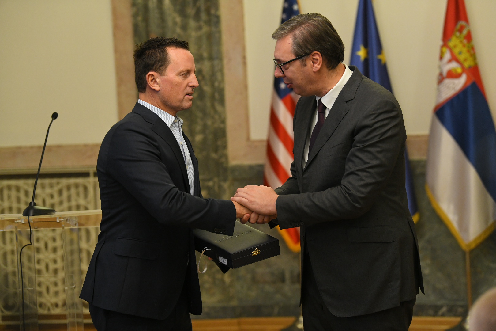 Beograd, 25.10.2023.  Aleksandar Vučić, Ričard Grenel, Orden srpske zastave prvog stepena bivšem izaslaniku Bele kuće za dijalog Beograda i Prištine Ričardu Grenelu Foto: Amir Hamzagić/Nova.rs