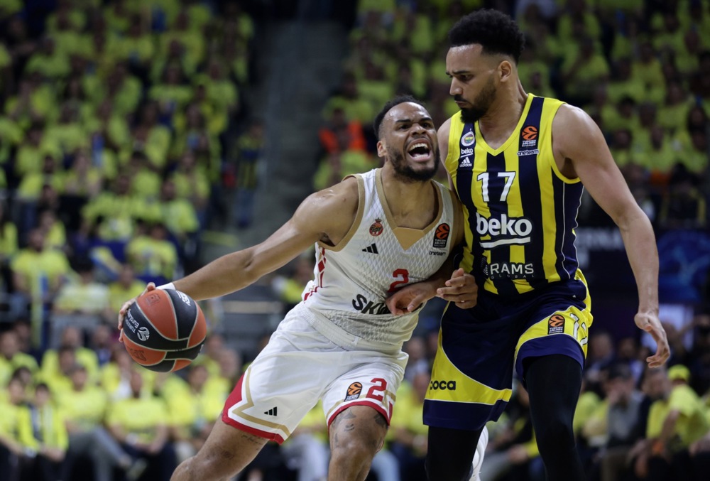 epa11313129 Amine Noua (R) of Fenerbahce in action against Elie Okobo (L) of Monaco during the Euroleague Basketball Playoff Game 3 match between Fenerbahce Beko and AS Monaco in Istanbul, Turkey, 01 May 2024.  EPA-EFE/ERDEM SAHIN