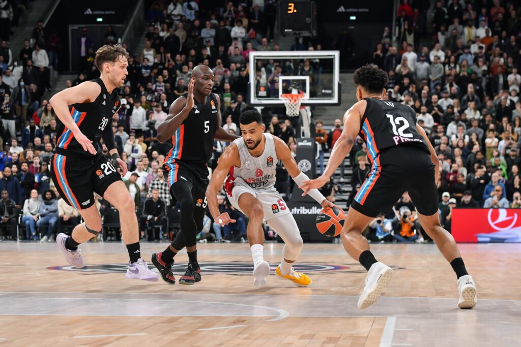 epa11696690 Timothe Luwawu-Cabarrot (C-R) of Saski Baskonia in action during the EuroLeague game between Paris Basketball and Saski Baskonia at the Adidas Arena, in Paris, France, on 01 November 2024.  EPA-EFE/Julien Mattia