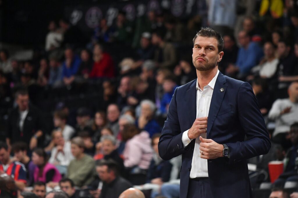 epa11696691 Paris Basketball's Head Coach, Tiago Splitter during the EuroLeague game between Paris Basketball and Saski Baskonia at the Adidas Arena, in Paris, France, on 01 November 2024.  EPA-EFE/Julien Mattia